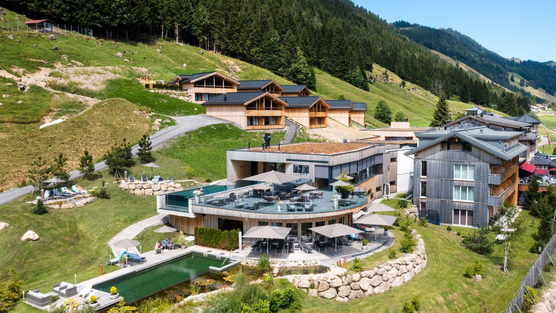 Wellnesshotel Torgheles Wald + Fluh im Allgäu - Aussenansicht Sommer